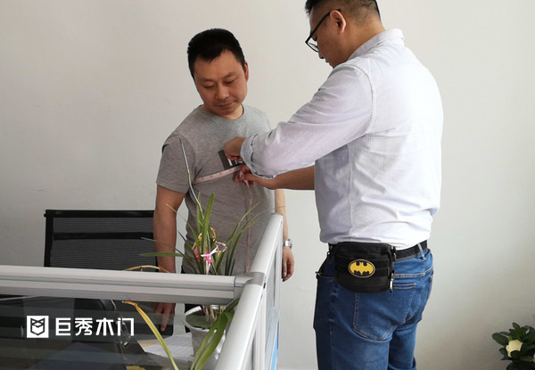 重庆巨秀木门：销售经理制服焕新 全新面貌迎接市场２