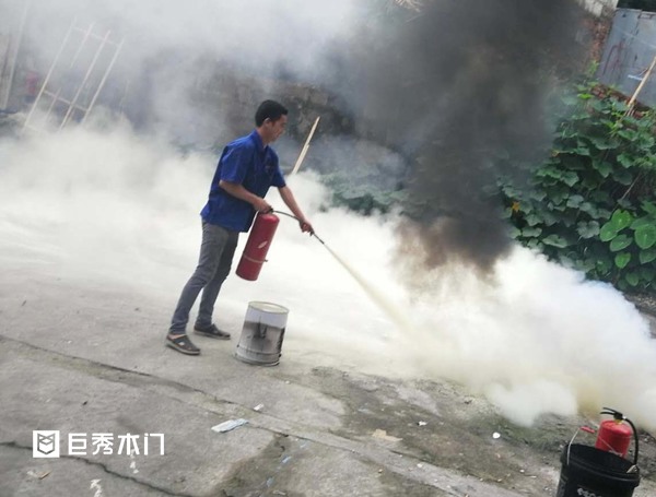重庆巨秀木门：开展应急消防演练，树立全员防范意识5