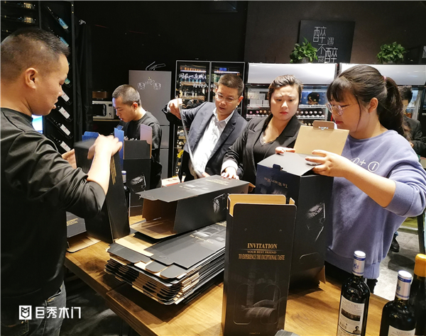 重庆巨秀木门狂欢促销季圆满结束！高档红酒打包发放中！8